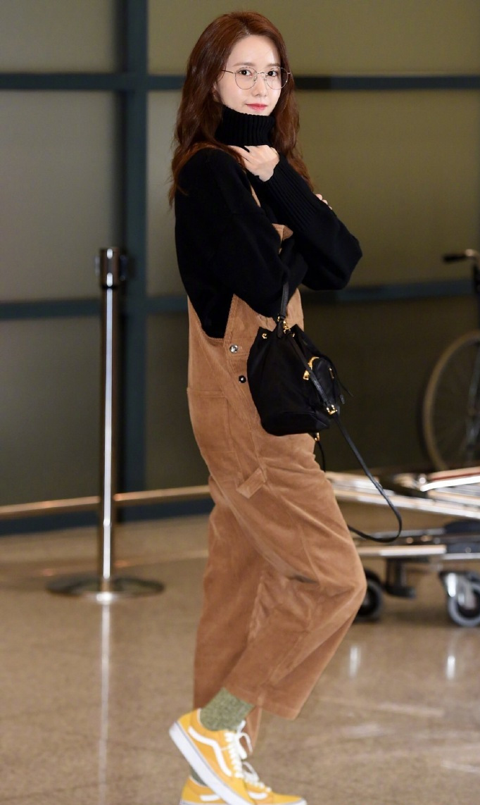 林允儿西装搭铅笔裤现身,林允儿穿搭秀身材
