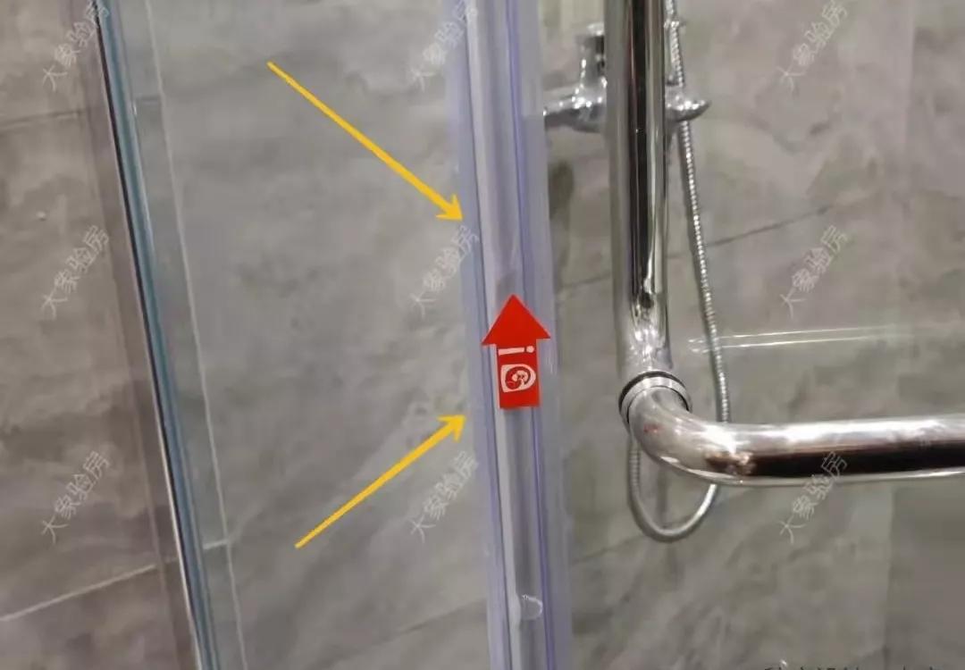 收房发现墙顶维修痕迹,精装房交房时踢脚线乳胶漆脱落