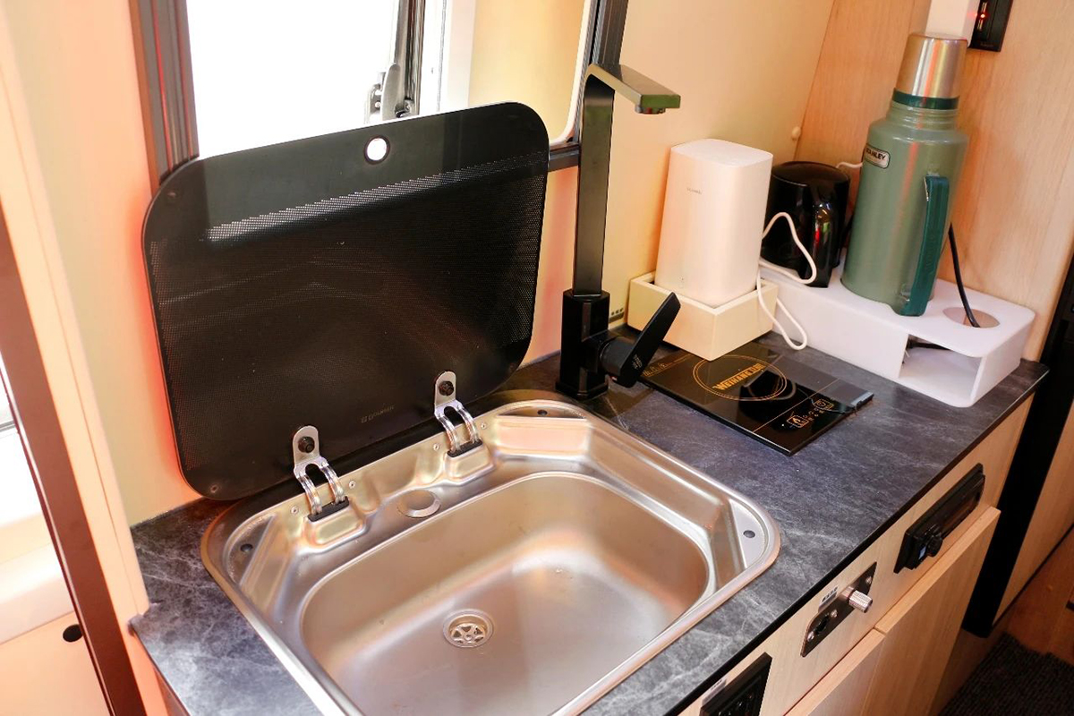 卫航定制版b型房车,卫航房车最新款大通v90后双轮b型