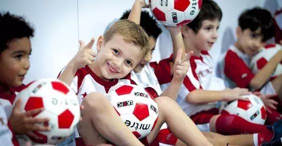 毕业最创意的毕业照多人,毕业照用什么造型好看