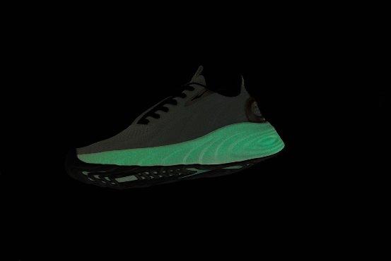 鸿星尔克奇弹3.0碳板跑鞋测评,鸿星尔克天枢奇弹黑色版如何发光