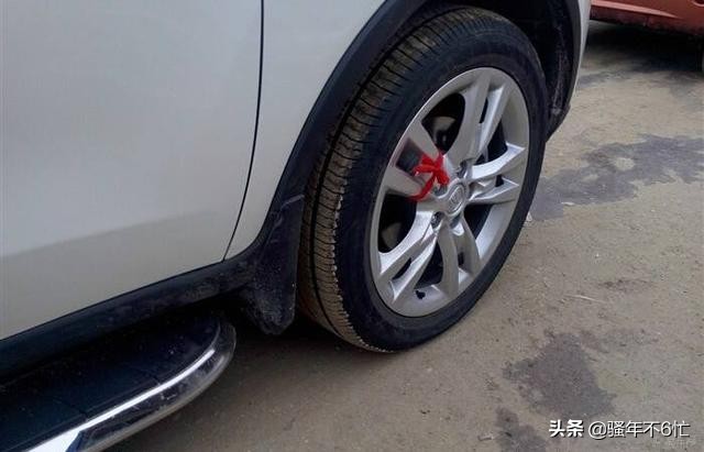 新车绑红布条安全吗,新车绑红绳的危害