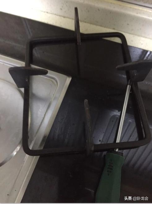 煤气灶打不着火怎么办？白花了100元，师傅过来3秒搞定