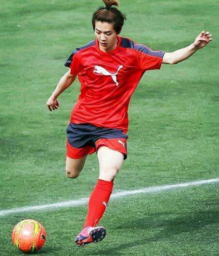 鹿晗晒与王勉看球赛合照,奔跑吧兄弟鹿晗迪丽热巴踢球