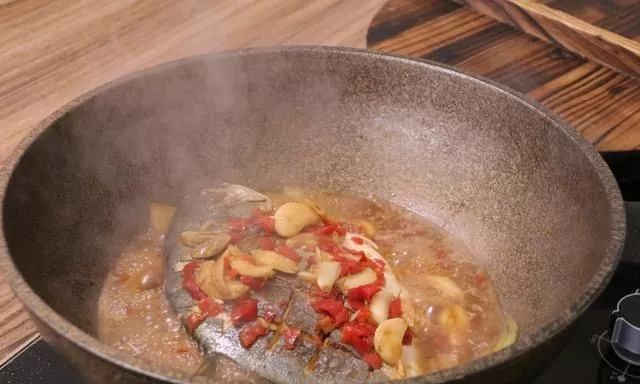 黄花鱼和金鲳鱼哪个更好吃刺少,金鲳鱼刺少肉鲜