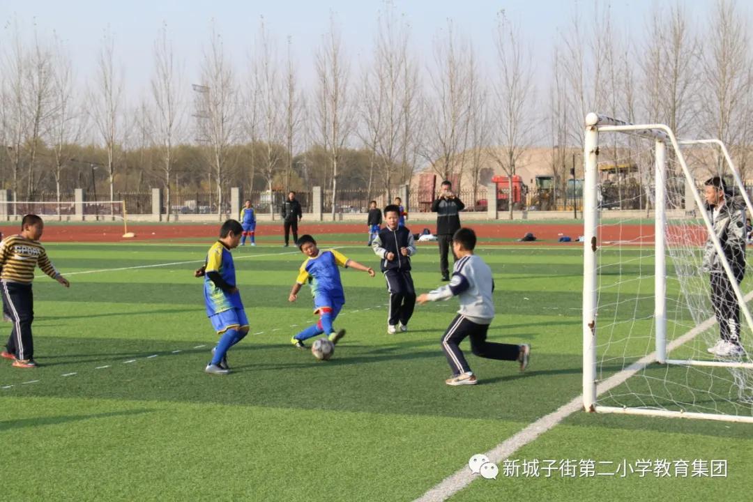 足球竞技快乐共享——街二小在区“中小学生足球赛”中荣获亚军
