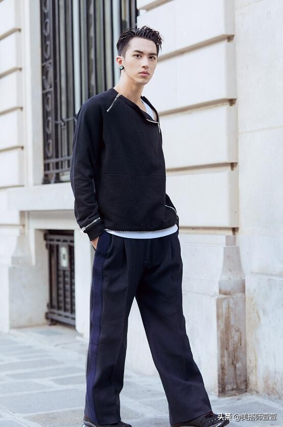 许魏洲牛仔外套穿搭,许魏洲现身活动黑色西装英气撩人