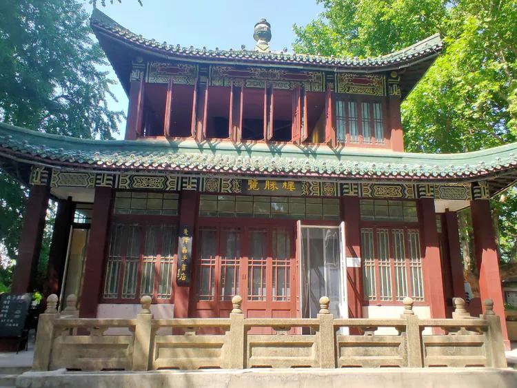 曾作为禁地，与外界隔绝二百六十多年的“玄武湖”，今日锣鼓喧天