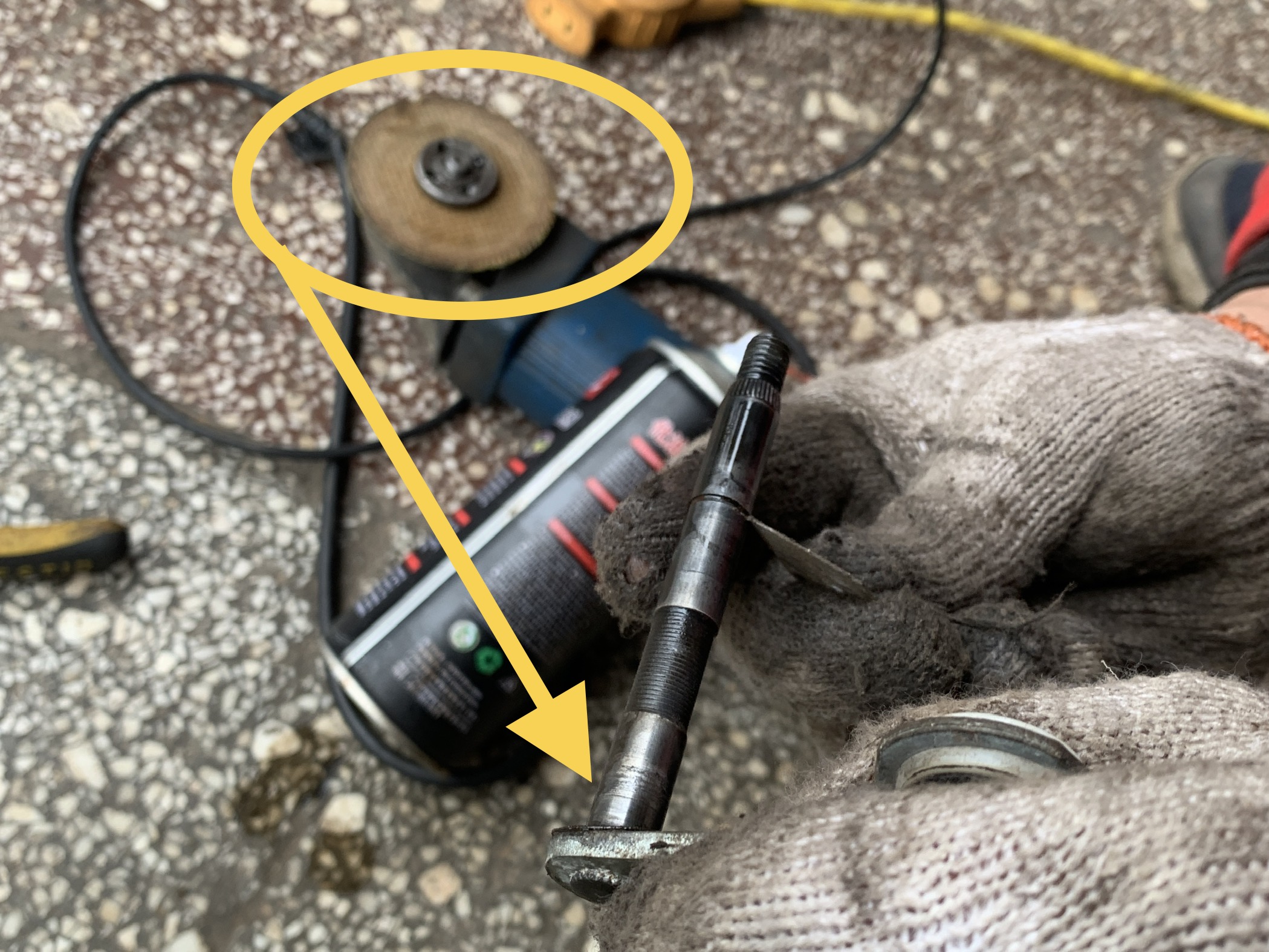 汽车雨刷器卡住了,雨刷臂压不住玻璃