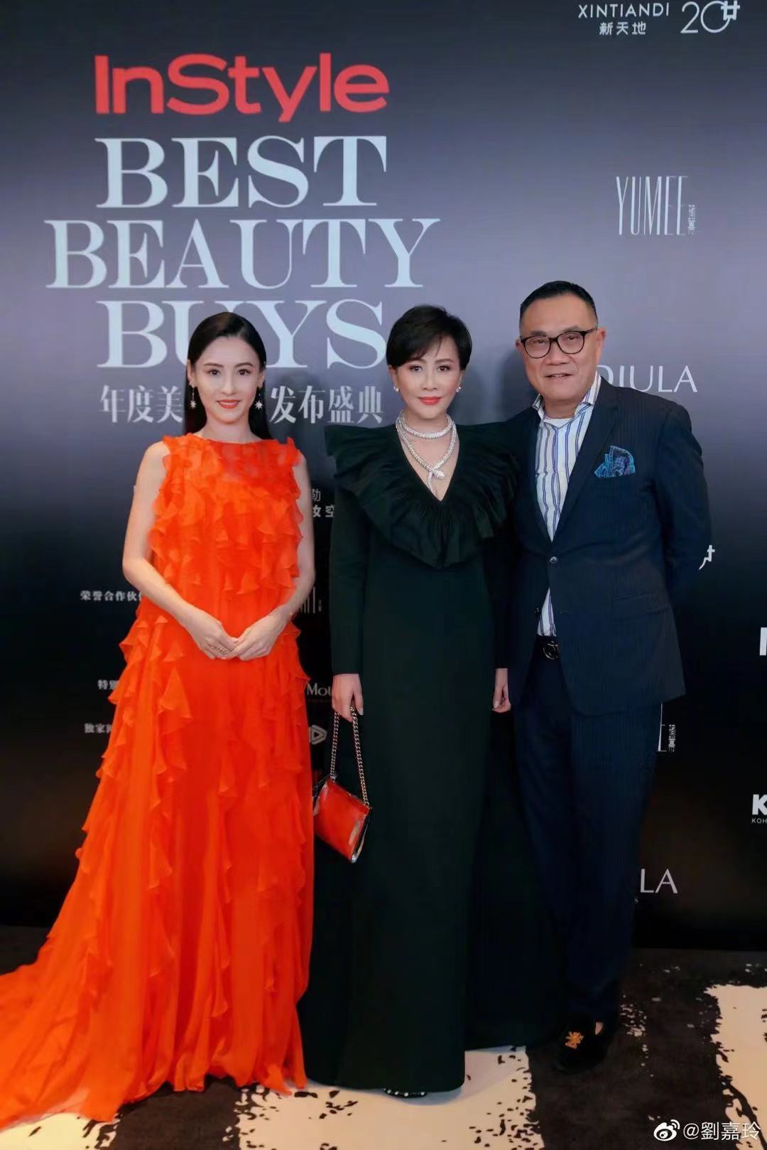 张柏芝走t台秀穿黑裤子,张柏芝吊带花裙出席活动