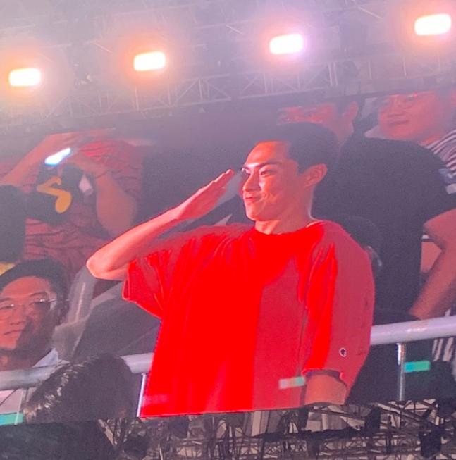 金珉锡看exo演唱会chen落泪,exo朴灿烈金珉锡演唱会饭拍