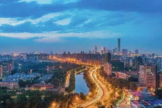 遇到一个红灯就会一路红灯,为啥遇到第一个红灯后面都是红灯