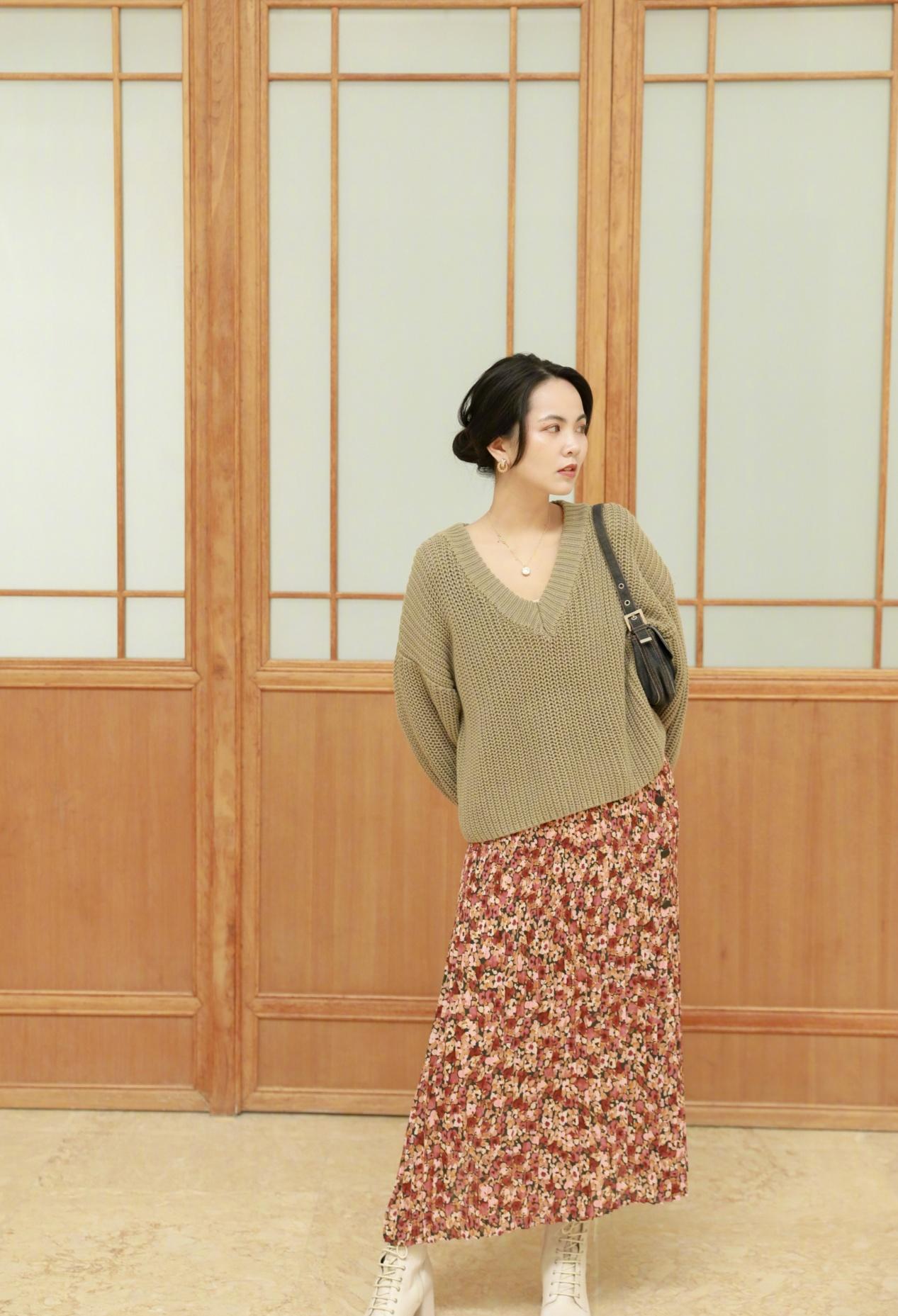 黑色大衣搭配什么颜色毛衣显高级,内搭毛衣也不含糊穿上这些美到爆