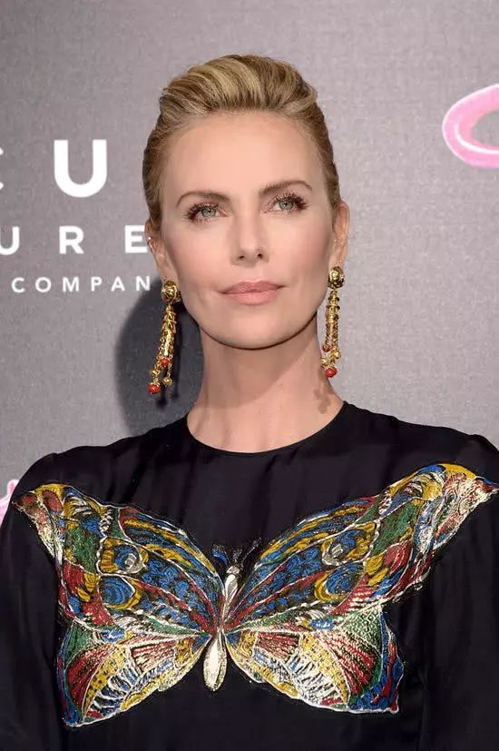 她的43岁，剃平头、扮丑增重50磅，她比男人更英气，比女人更妩媚