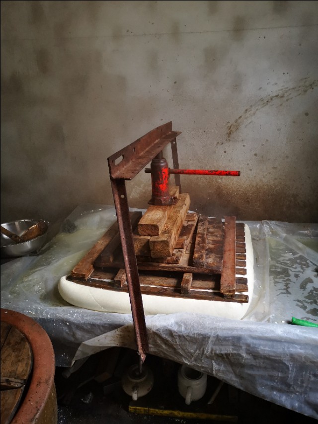 卤水豆腐和石膏豆腐的区别视频,卤水豆腐的卤水是什么