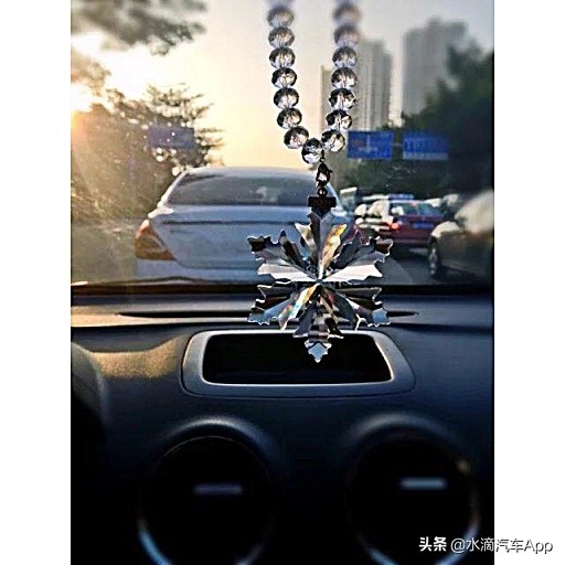 汽车放置装饰品隐患,车上放装饰品摆件有什么危险