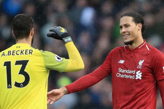 利物浦防线阵容,利物浦防线晃倒范戴克