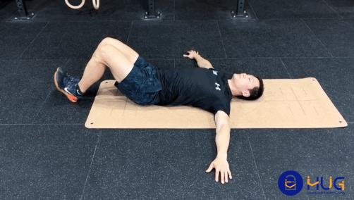 马甲线平板支撑卷腹,练马甲线的卷腹动作教练带学员