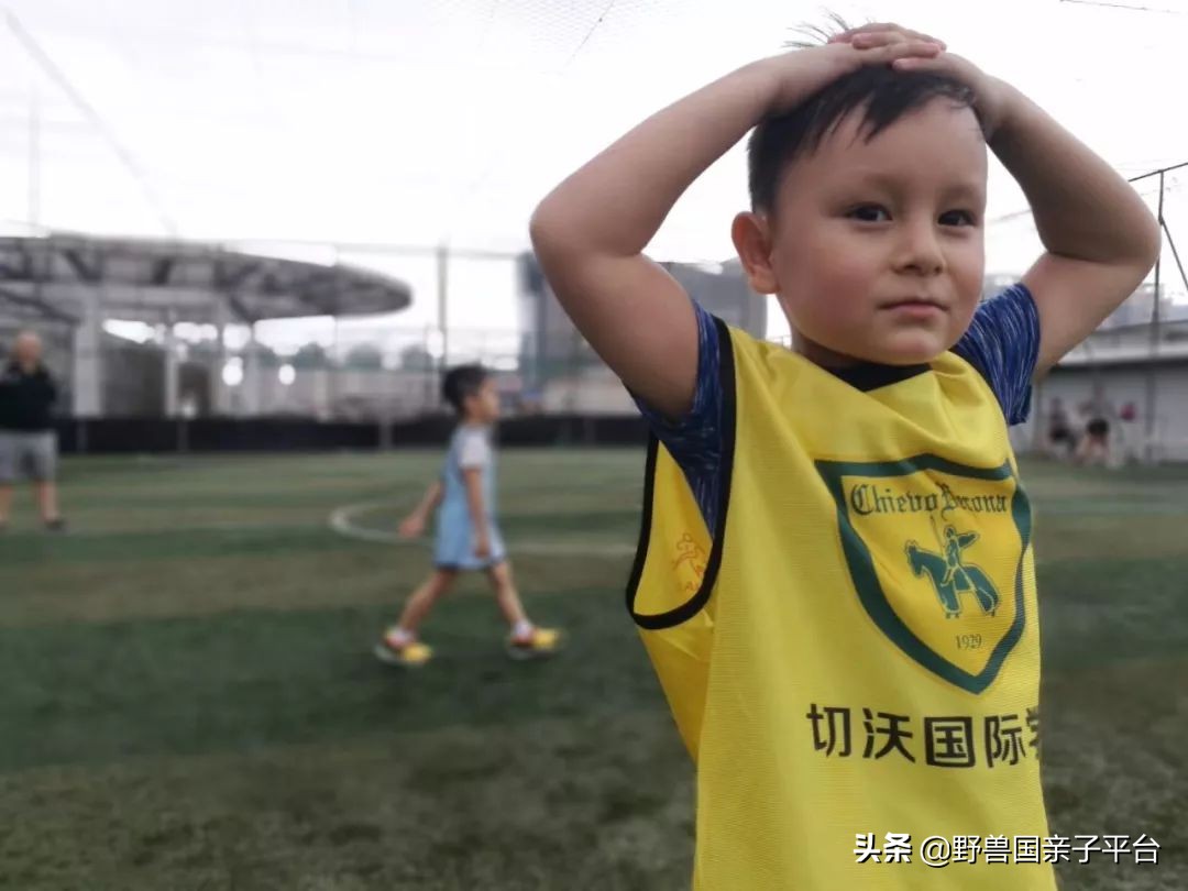 把最纯正意大利足球带来东莞，这个爸爸说足球应该这样学