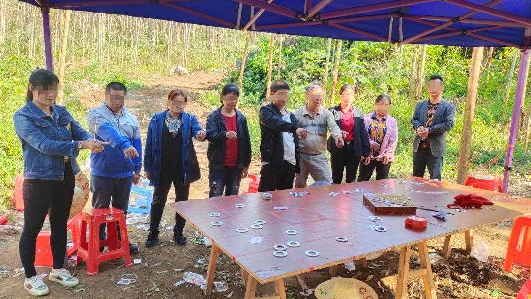 35人野外聚众赌博被抓,5人聚众赌博被警方一窝端