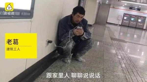 合影9元一张，救救我女儿女婿，71岁老人扮玩偶脱下头套后太心酸