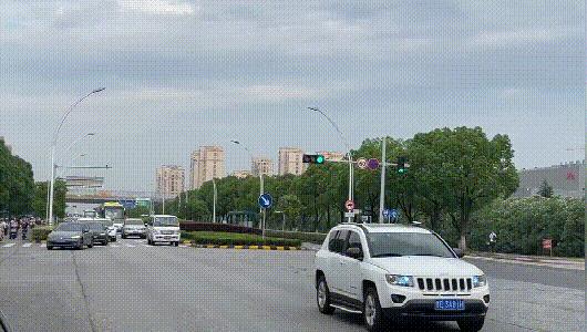 前一秒正常后一秒无缘无故发脾气,高速随意变道后悔莫及