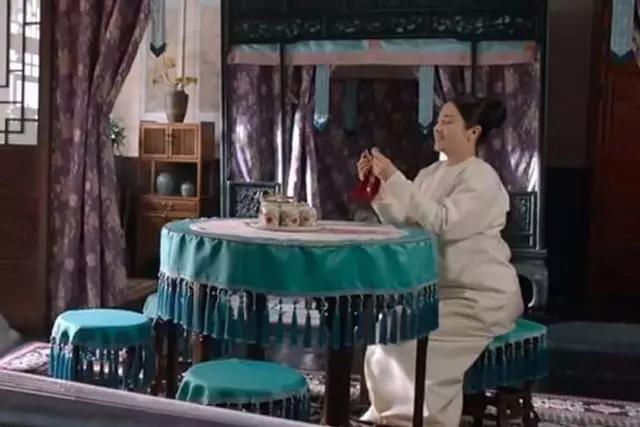 脸大的女生比较适合什么发型,脸大的女生适合怎样的发型显年轻