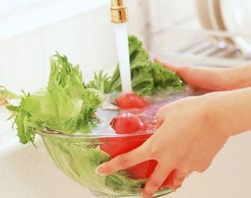 冷冻肉用水泡会影响口感，这样处理更新鲜