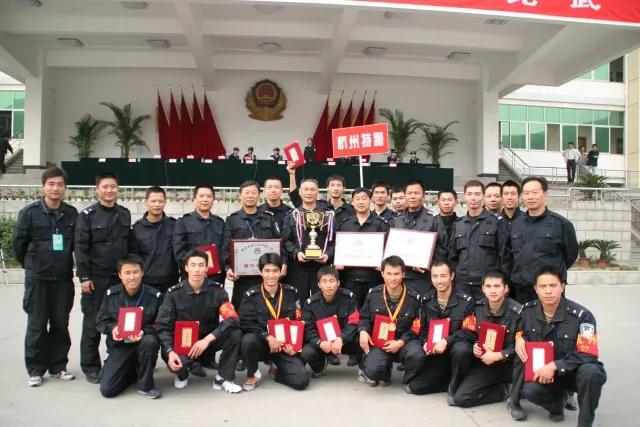 想象中的特警vs现实中的特警,想象中的特警和现实中的特警