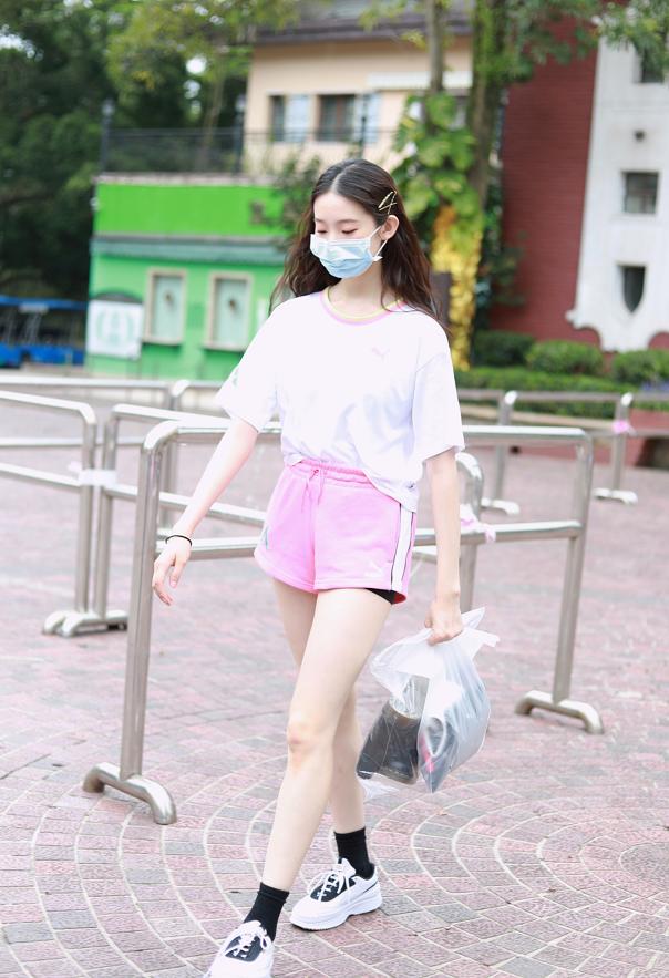 夏天穿AJ太捂脚？张艺凡带火了匡威“潮流穿法”，结果成00后最爱