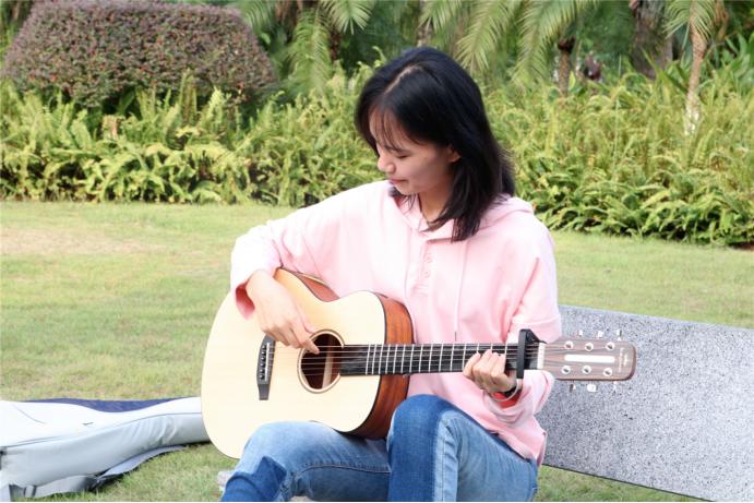 拒绝暴躁老师上线，摊牌吧！选个好吉他你也能一个月学会，比如它