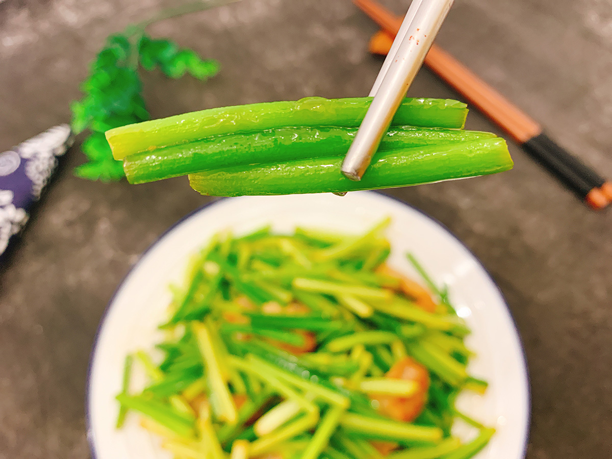 炒蒜苔别加酱油,蒜苔炒肉家常做法蒜苔用焯水吗