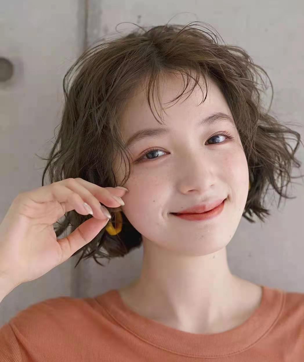 脸比较圆适合什么发型显脸小,脸大脸圆适合什么发型减龄