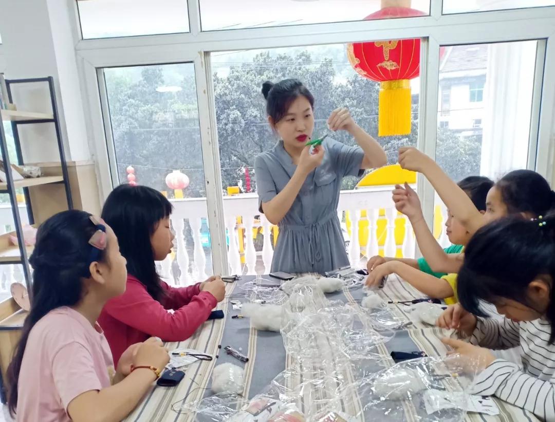 西龙溪畔的竹源榕树下