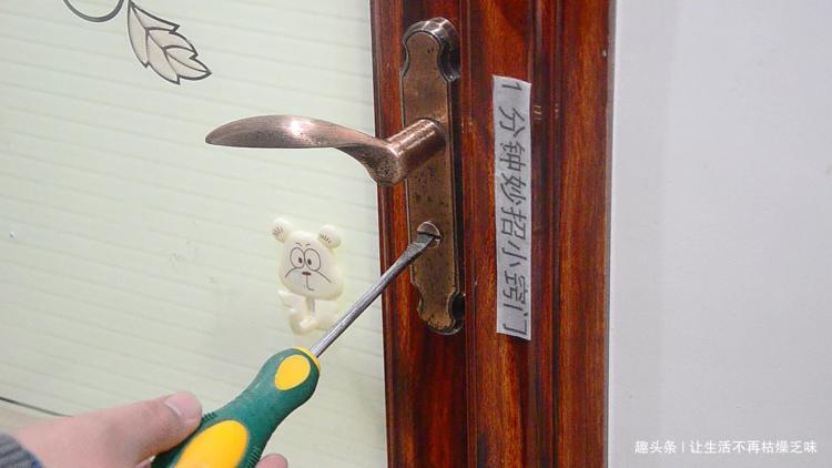 门被反锁了怎么快速开锁,门被反锁不用找开锁匠