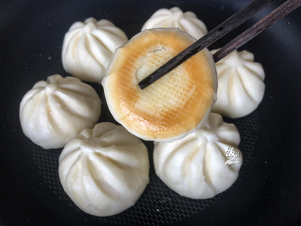 韭菜水煎包下锅放清水,水煎包放淀粉水还是清水