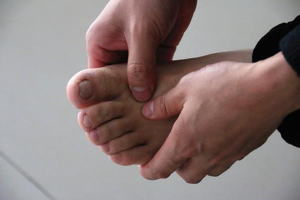 甲沟炎的嵌甲会随着指甲长出来吗,指甲根部嵌甲太深拔不出来怎么办