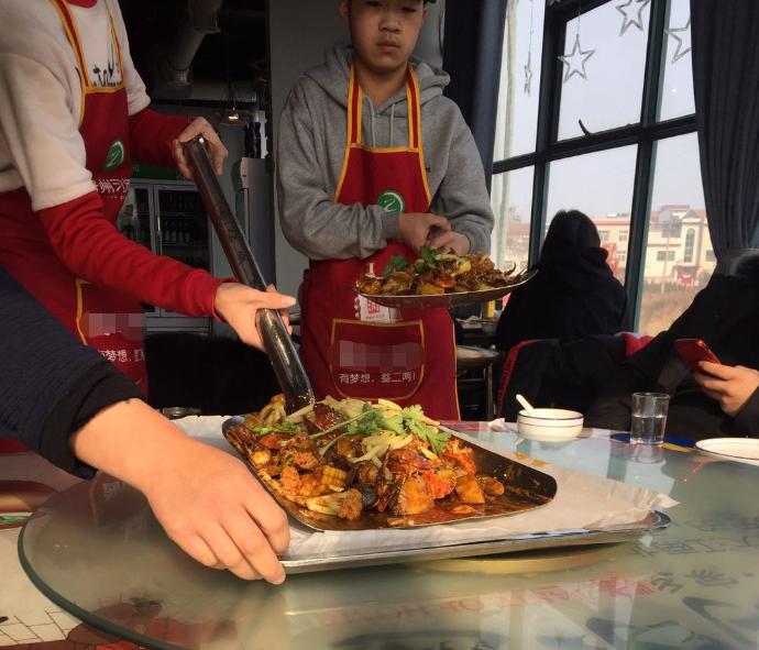 小哥送餐喂猪,餐厅用喂猪方式上菜