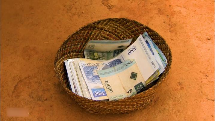 非洲传统伐木工艺，一月才赚600元，曾被列为非物质文化遗产