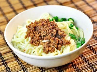 面粉清水做手擀面？难怪黏连不劲道，再加一勺“它”，超弹超劲道