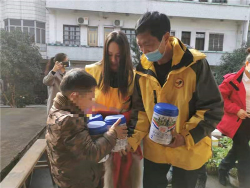 天台平桥镇辉龙大酒店,情系困难员工爱心捐助暖人心