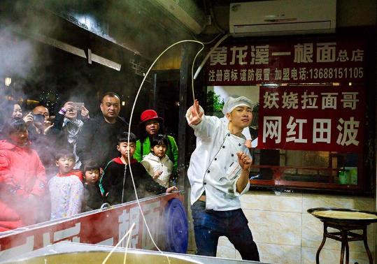 网红拉面小哥现状,拉面哥网红火到一塌糊涂