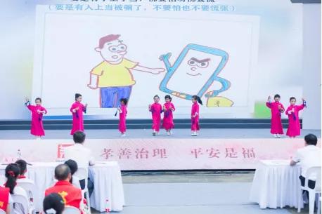 那个背我的警官说：“你可以像信任儿子一样完全信任我！”