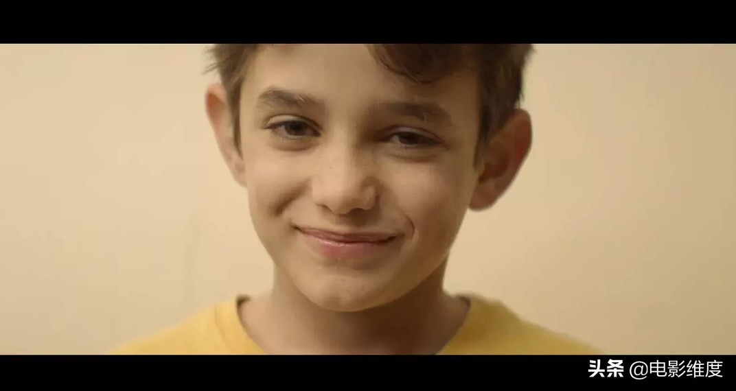 12岁男孩扎因在贫民窟挣扎求生，最后起诉父母生而不养！