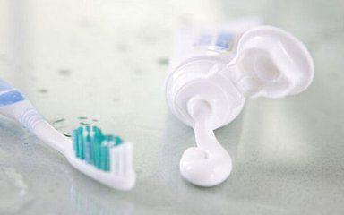 玻璃上的水垢用洁厕液能清理掉么,浴室玻璃水垢如何清除小技巧