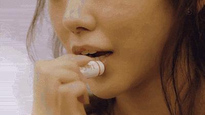 嘴唇越舔越干变黑,嘴唇越舔越干还起皮是什么原因