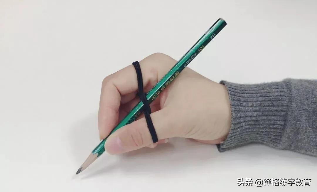 如何快速纠正孩子的握笔姿势,怎样才能给孩子纠正握笔姿势