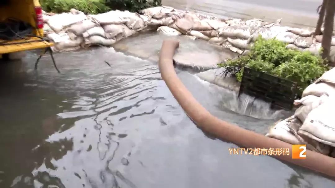 约200辆车泡了一整天,路上淤泥堆积难以通行,西市区为何淹积水那么严重?