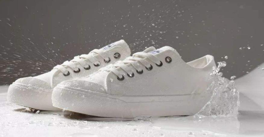 鞋子的白边脏了怎么刷白,鞋子的白边发黄怎么洗白