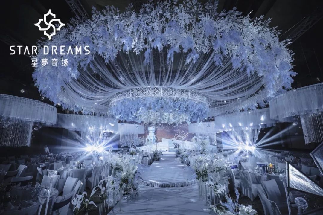 把深海的蔚蓝和小鹿眼里的星辰，都揉进了这场婚礼